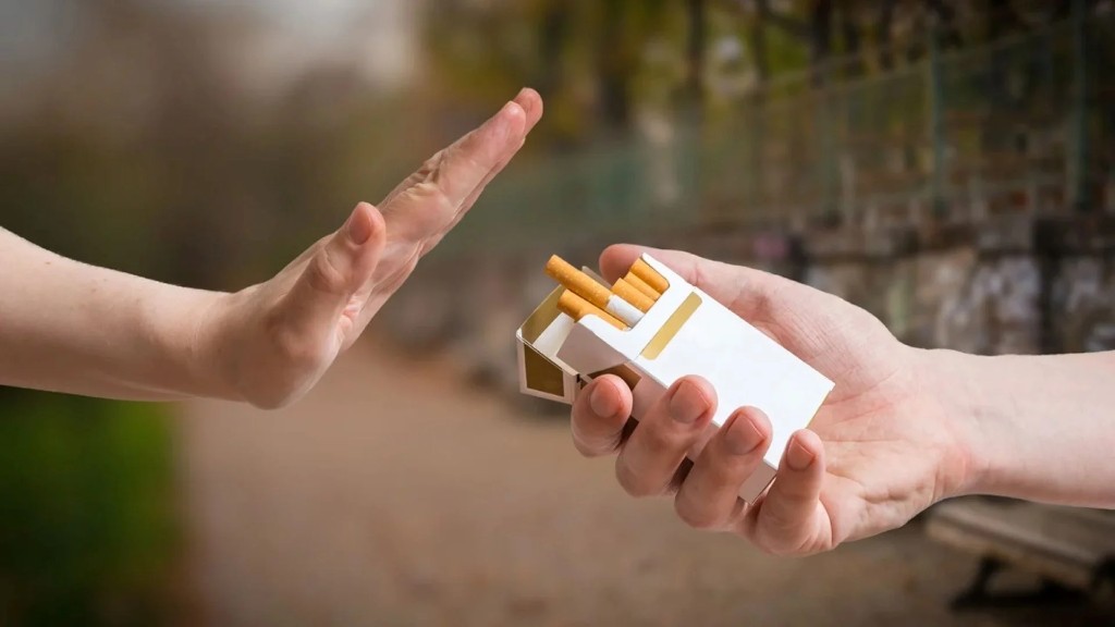 Una mano rechaza el paquete de cigarros